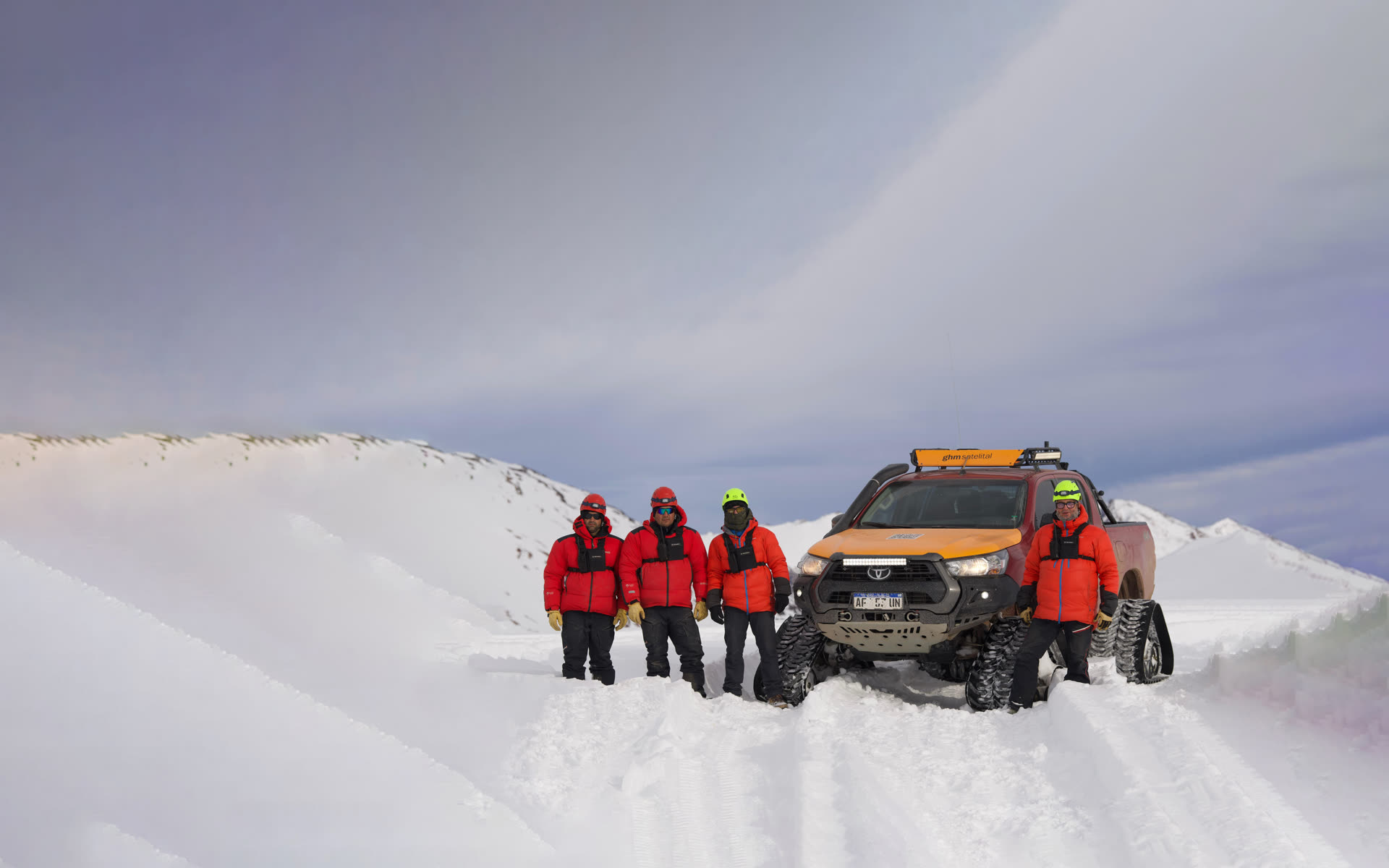 Equipo GHM junto a la camioneta en la nieve