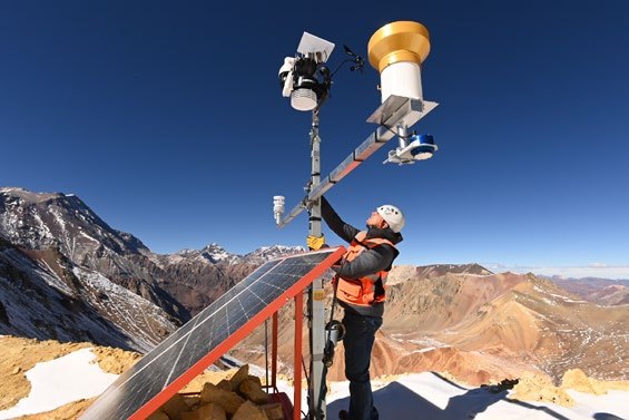 Estación con enlace satelital en alta montaña